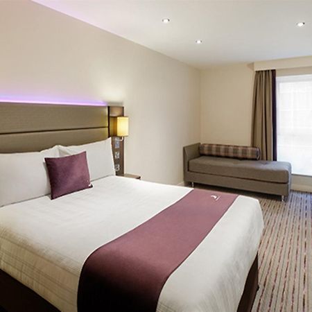 Premier Inn Premier Inn Bagshot Buitenkant foto