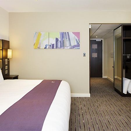 Premier Inn Premier Inn Bagshot Buitenkant foto