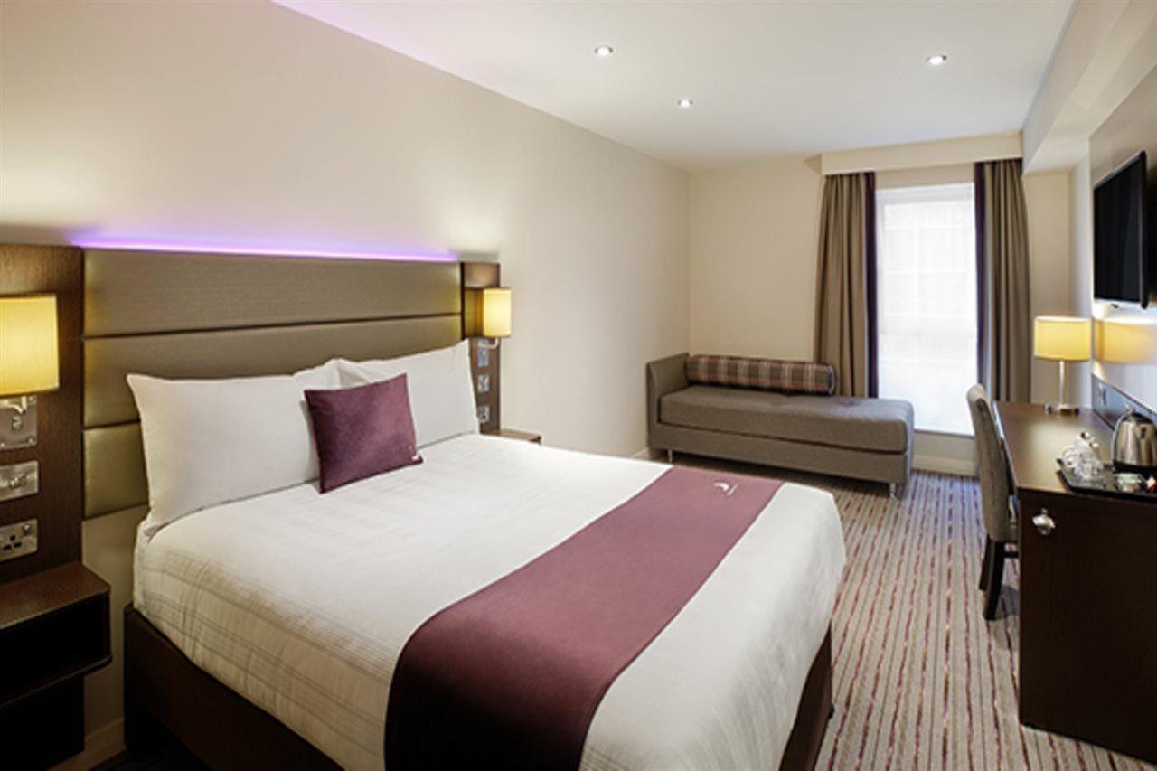 Premier Inn Premier Inn Bagshot Buitenkant foto