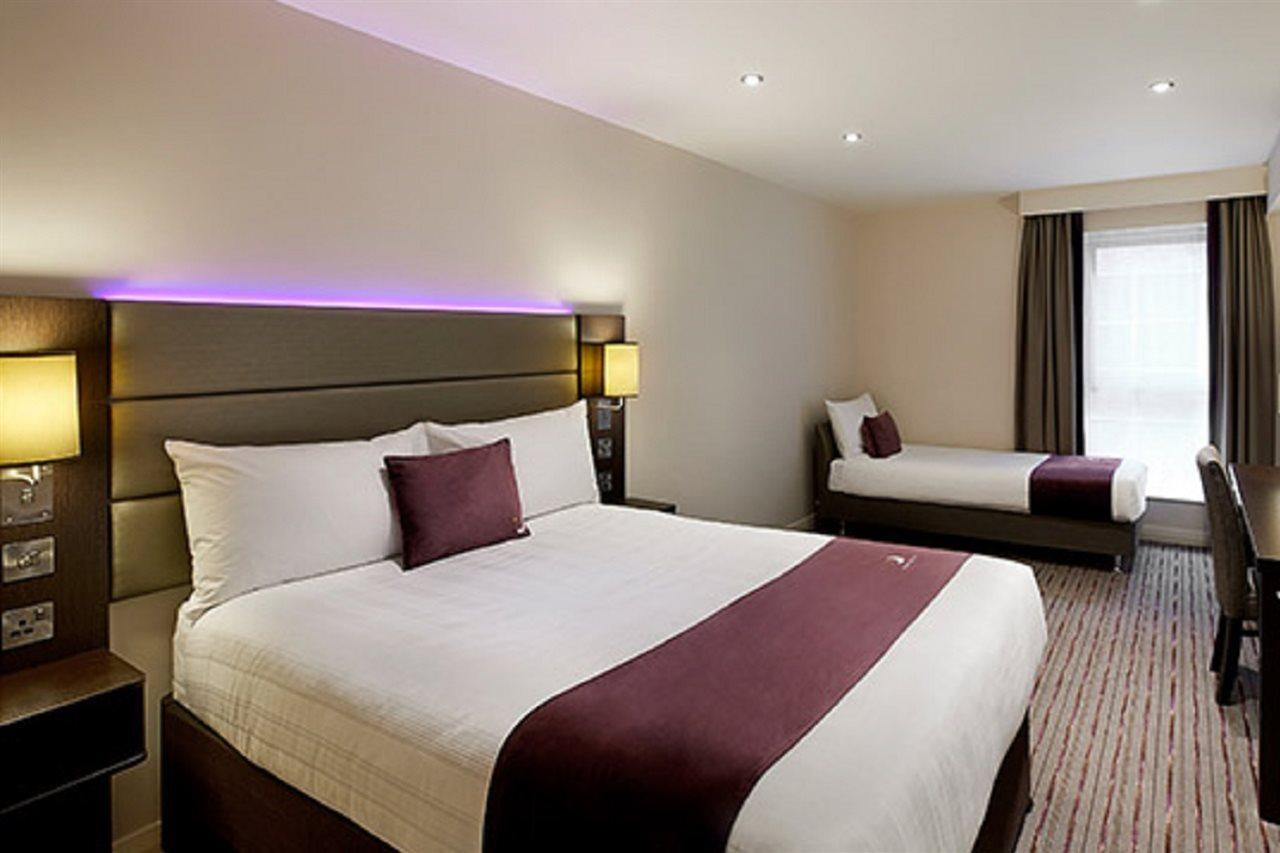Premier Inn Premier Inn Bagshot Buitenkant foto