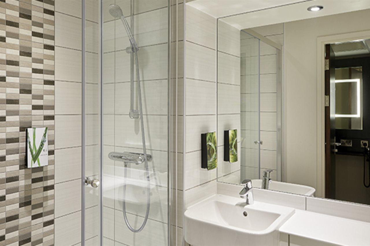 Premier Inn Premier Inn Bagshot Buitenkant foto