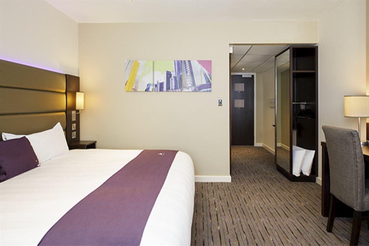 Premier Inn Premier Inn Bagshot Buitenkant foto