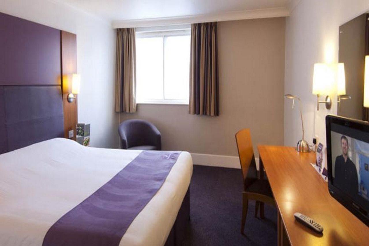 Premier Inn Premier Inn Bagshot Buitenkant foto
