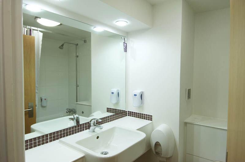 Premier Inn Premier Inn Bagshot Buitenkant foto
