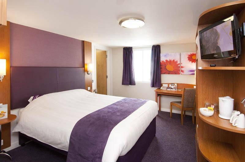 Premier Inn Premier Inn Bagshot Buitenkant foto