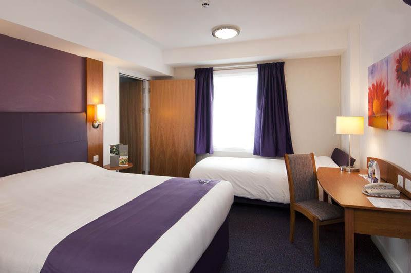 Premier Inn Premier Inn Bagshot Buitenkant foto