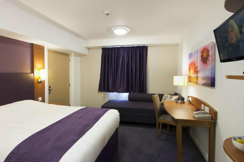 Premier Inn Premier Inn Bagshot Buitenkant foto